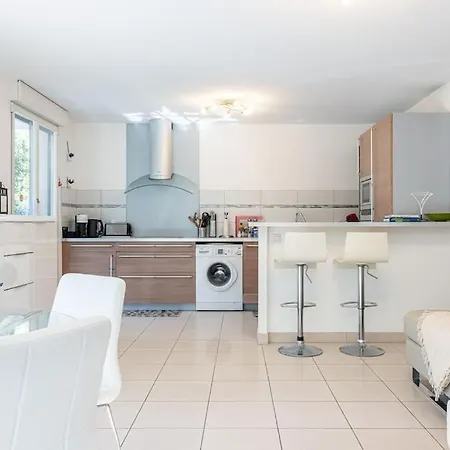 Beautiful And Spacious 2 Bed With Pool Lägenhet