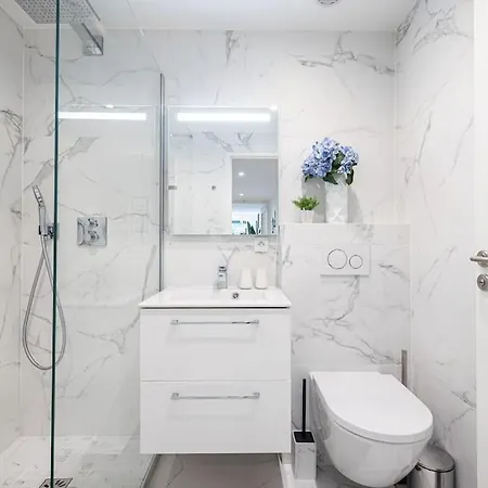 Beautiful And Spacious 2 Bed With Pool Lägenhet *