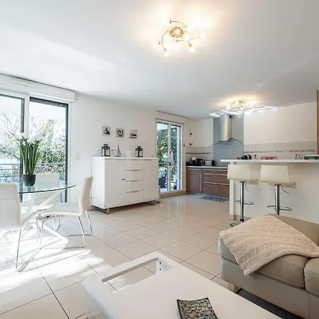 Lägenhet Beautiful And Spacious 2 Bed With Pool