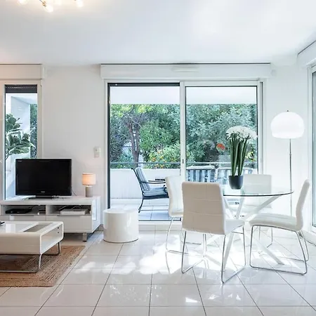 Beautiful And Spacious 2 Bed With Pool Appartement *