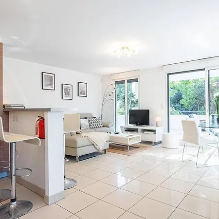 Lägenhet Beautiful And Spacious 2 Bed With Pool