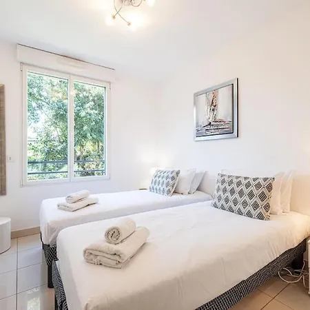 Beautiful And Spacious 2 Bed With Pool Lägenhet