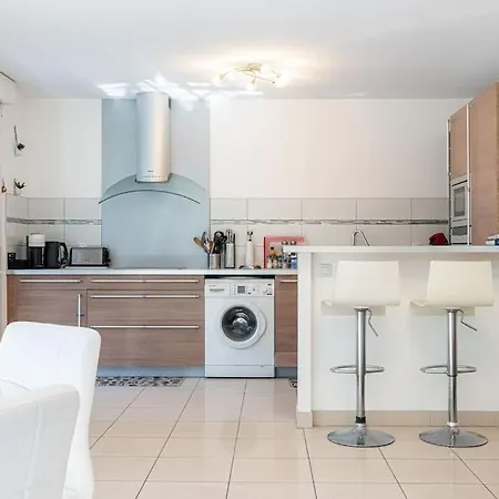 Beautiful And Spacious 2 Bed With Pool *