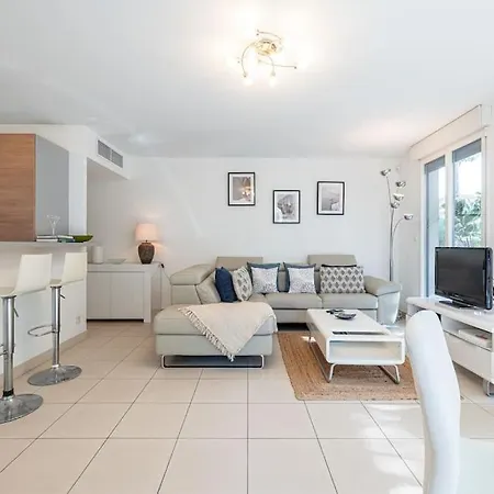 Lägenhet Beautiful And Spacious 2 Bed With Pool Antibes