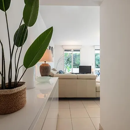 Beautiful And Spacious 2 Bed With Pool דירה
