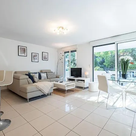 Beautiful And Spacious 2 Bed With Pool דירה *