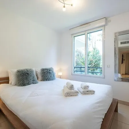 Beautiful And Spacious 2 Bed With Pool דירה *