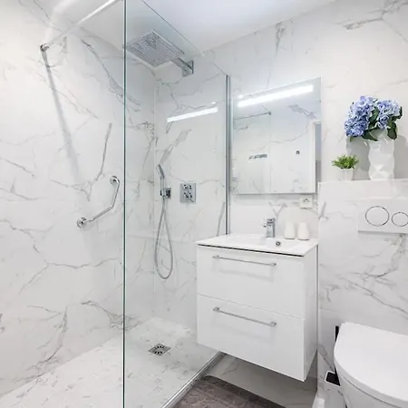 דירה Beautiful And Spacious 2 Bed With Pool *