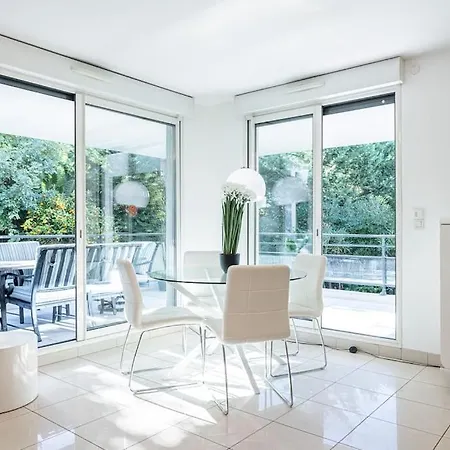 דירה Beautiful And Spacious 2 Bed With Pool *