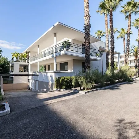 Beautiful And Spacious 2 Bed With Pool דירה *