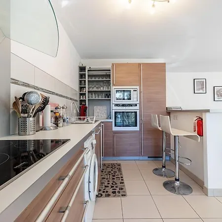 Beautiful And Spacious 2 Bed With Pool דירה